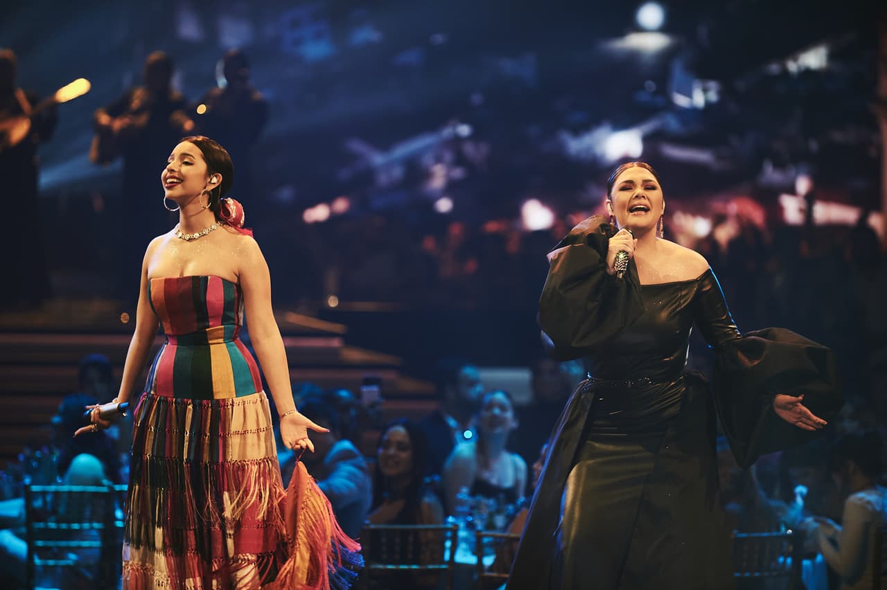 Ángela Aguilar y Yuridia en Premio Lo Nuestro 2024.