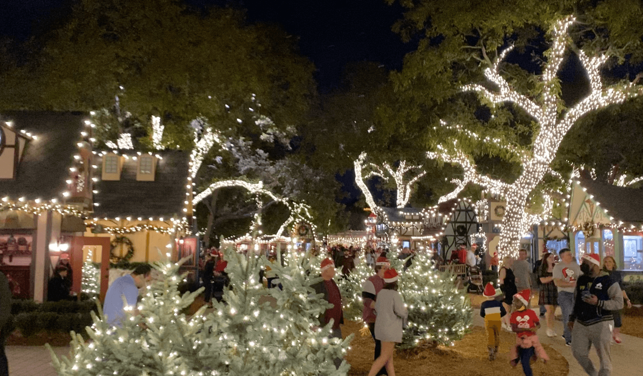 Las familias pueden pasear, tomarse fotografías y comprar algunos artículos navideños.