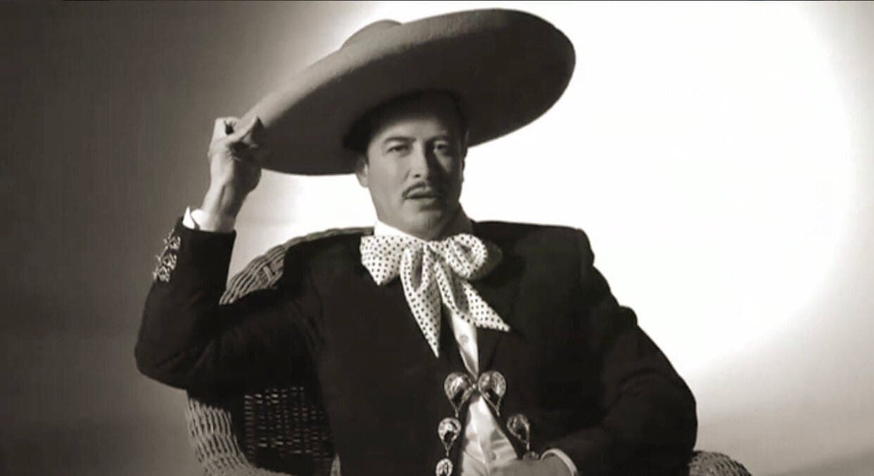 <b>Jorge Gallegos</b> sorprendió a sus seguidores en Twitter con el gran parecido que tiene con
<b><a href="http://www.univision.com/musica/regional-mexicano/museos-esculturas-calles-y-estrellas-estos-son-los-monumentos-que-han-inmortalizado-a-pedro-infante-fotos">Pedro Infante</a></b>, el más grande ídolo mexicano del cine de la época de oro: "Ahora sí ya caracterizado... a darle vida al ídolo de México en #silviapinalbioserie #100añospedroinfante", escribió en la red social.