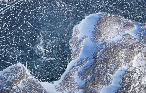 En esta zona se aprecia cómo el hielo choca con la tierra a lo largo de la bahía Upper Baffin el 27 de marzo de 2017. (Mario Tama/Getty Images)