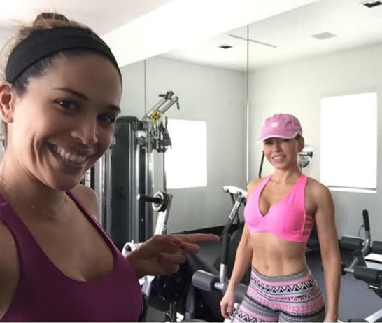 Claudia Molina sabe cómo poner más guapa a Karla. (Abril 16, 2016)