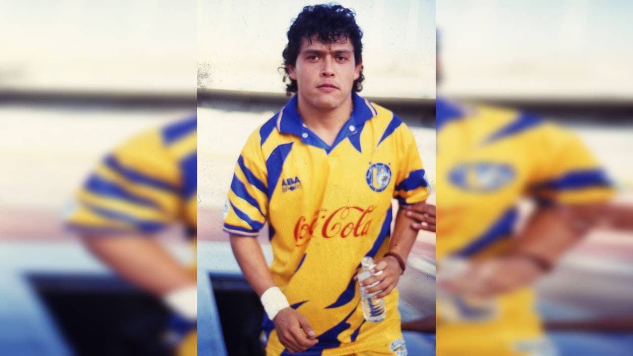 Javier 'el Pastor' Lozano, con mucha técnico y un pie muy educado, suplió con la elegancia su robustés. ¿Por qué le habrán apodado 'el Pastor'?