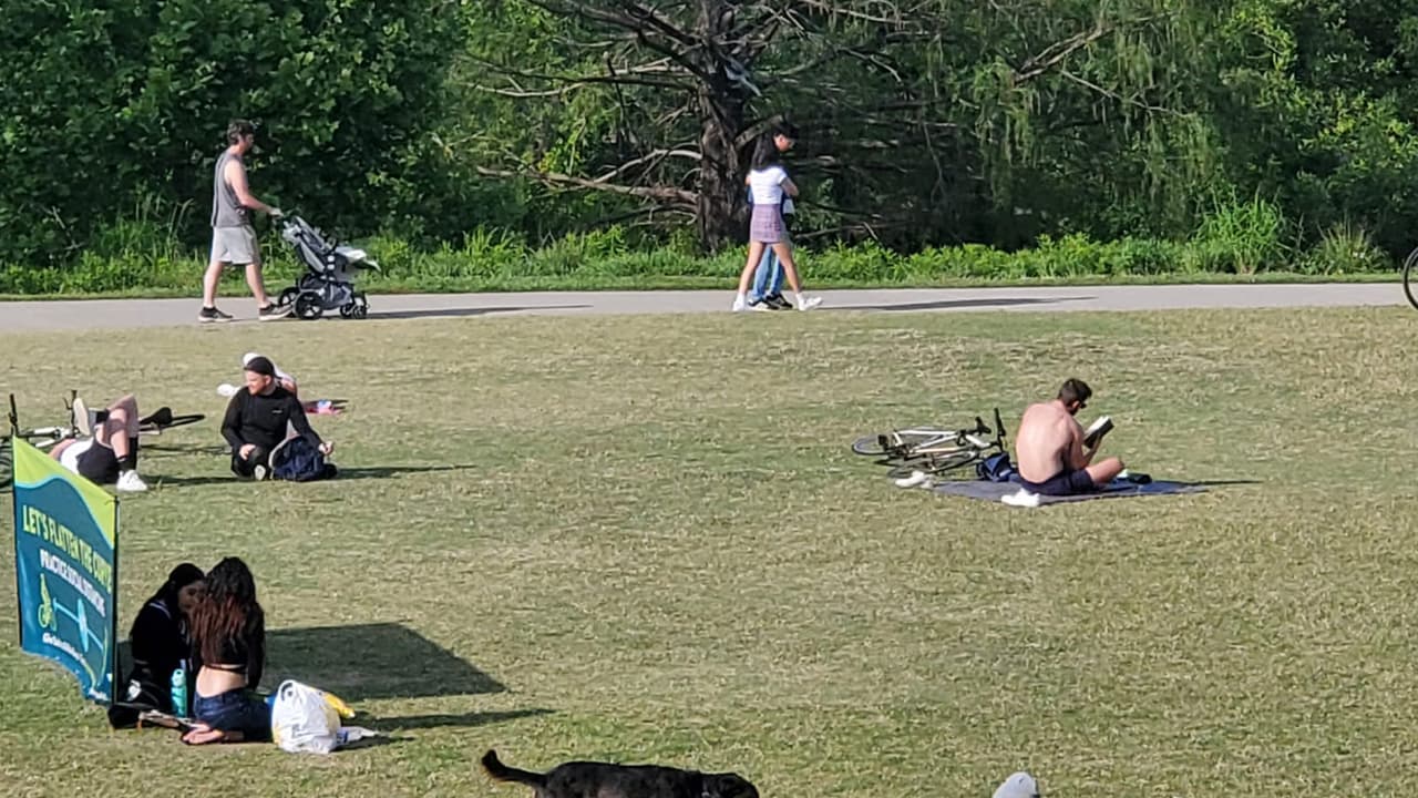 Los casos por coronavirus pasan los 2,000 contagiados y más de 20 personas han muerto en Houston por la enfermedad.