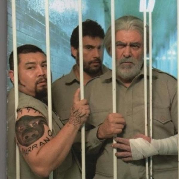 En 'La verdad oculta' fue el 'Marrano', uno de los presos que tuvo contacto con los personajes de
<b><a href="https://www.univision.com/programas/novelas/los-actores-consentidos-de-los-productores-fotos">Eduardo Yáñez</a></b> y Eric del Castillo en 2006.