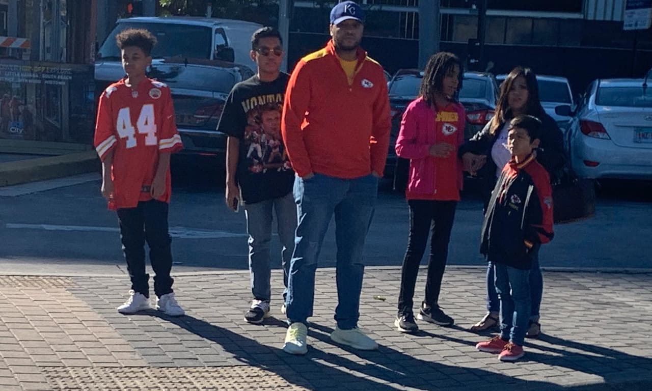 Así se vive el color en el Hard Rock Stadium de Florida previo al partido entre San Francisco 49ers y Kansas City Chiefs.