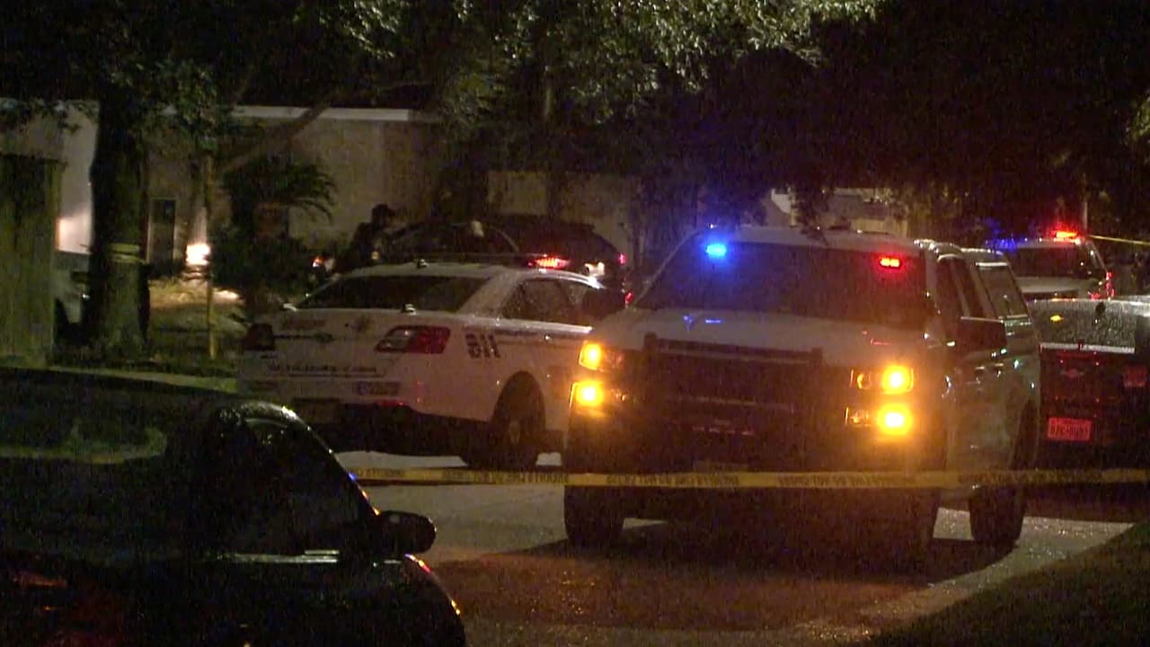 A unos 100 pies estaba la otra víctima aunque se desconocen las causas de su muerte, según dijeron autoridades.