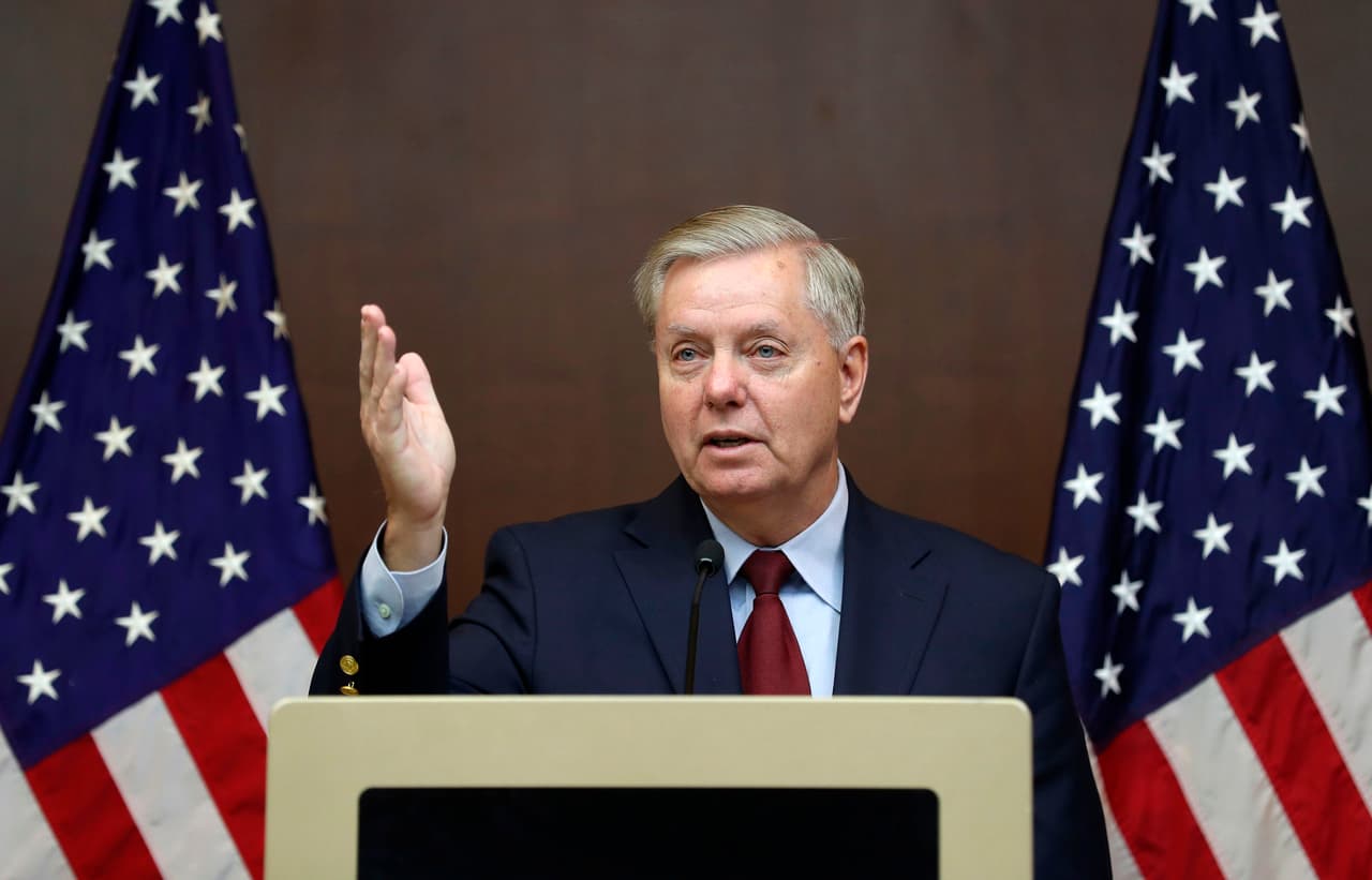 Senador republicano propone idea para que Trump apruebe paquete de ayuda