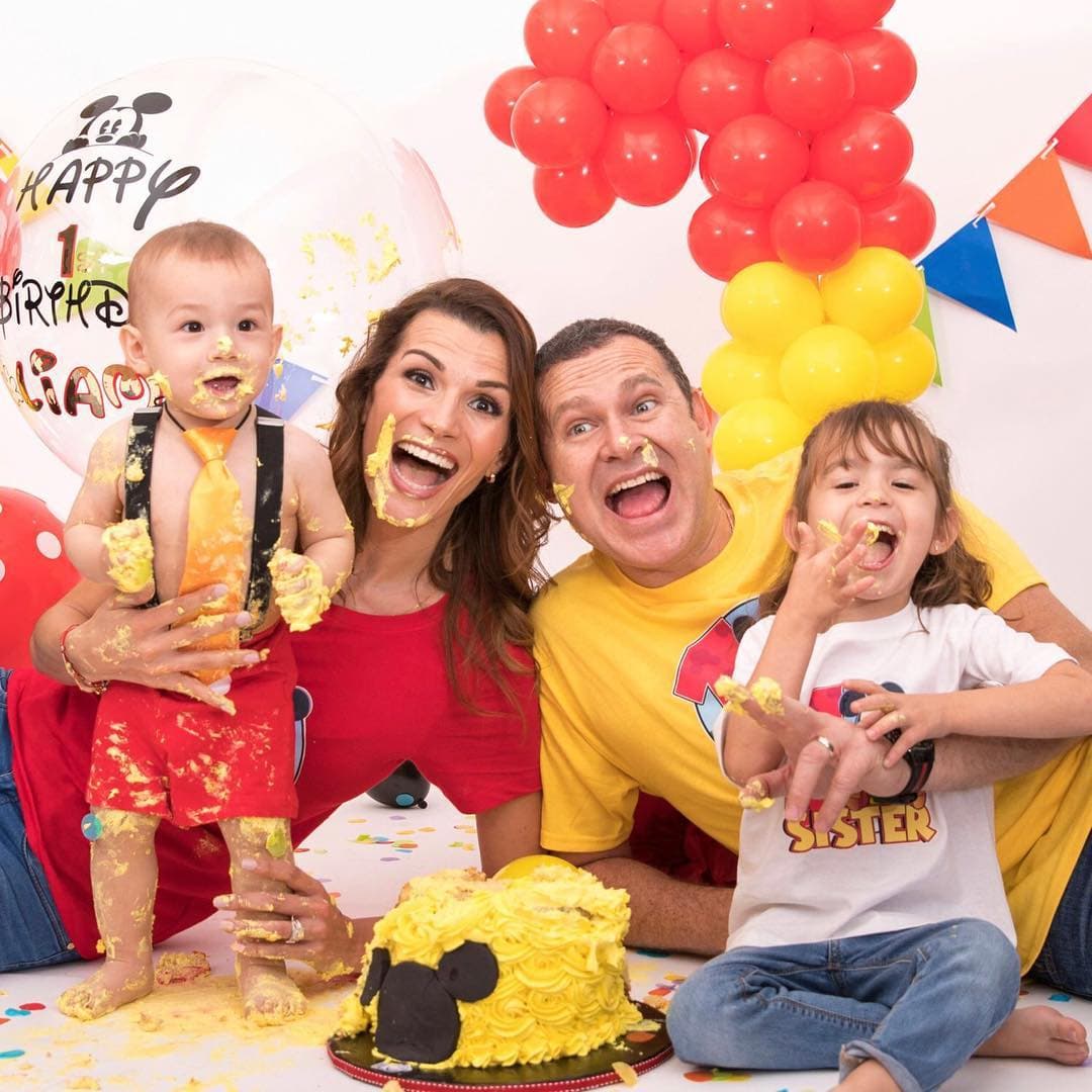 Michelle y Liam llegaron a inundar de amor y risas el hogar de Alan Tacher y Cristy Bernal. Esta
<a href="https://www.univision.com/shows/despierta-america/baby-liam-sabe-muy-bien-lo-que-es-disfrutar-de-un-pastel-y-estas-tiernas-fotos-familiares-lo-comprueban-fotos" target="_blank">linda fotografía</a> captada por Había una vez una foto expresa lo bien que se la pasan en familia.