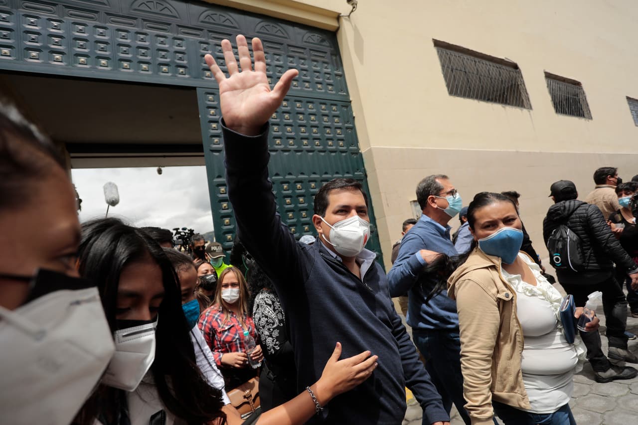 El candidato Andrés Arauz, de 36 años, saluda a seguidores en la Academia Aeronaútica. Se postula por la coalición Unión por la Esperanza (UNES). "Queremos un gobierno que atienda a las mayorías, que de soluciones a los problemas, estamos aquí justamente para eso”, declaró Arauz.