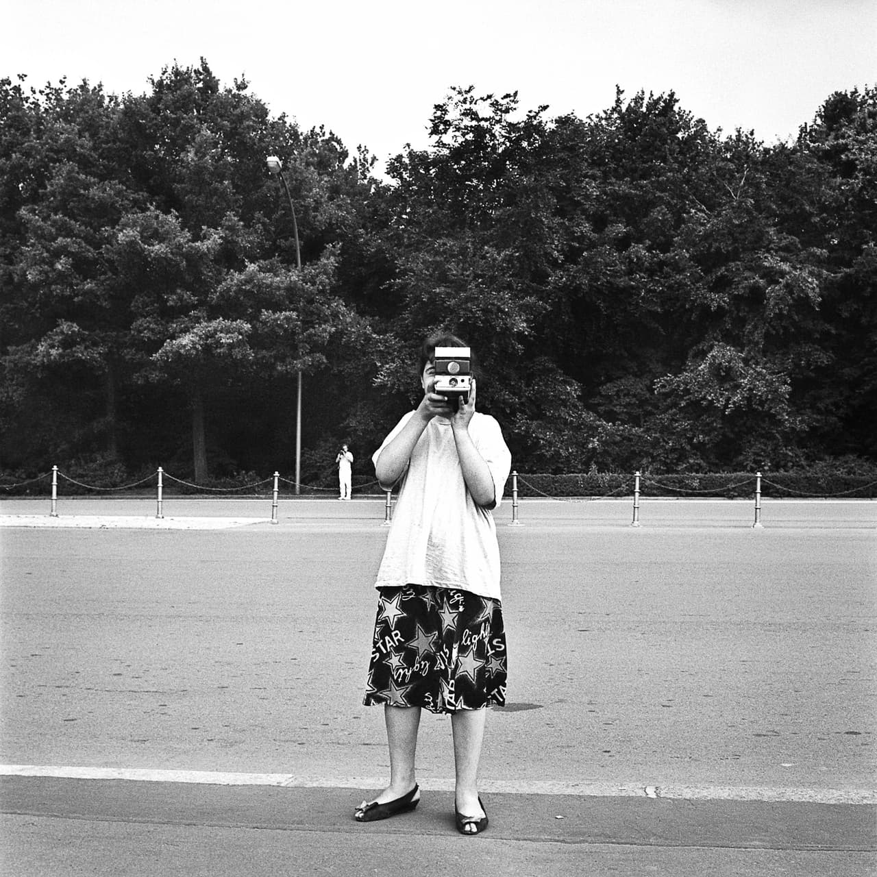 El estudiante, que años después se convertiría en maestro de fotografía y fotoperiodista, pudo recorrer con tranquilidad las calles de Berlín del oeste. Luego su instinto documentalista lo hizo inquietarse por conocer
<a href="https://www.univision.com/noticias/politica/sr-gorbachov-derribe-este-muro-la-famosa-frase-que-reagan-estuvo-a-punto-de-no-pronunciar-jamas-en-berlin">lo que había de ese otro lado</a> del que millones habían escapado.