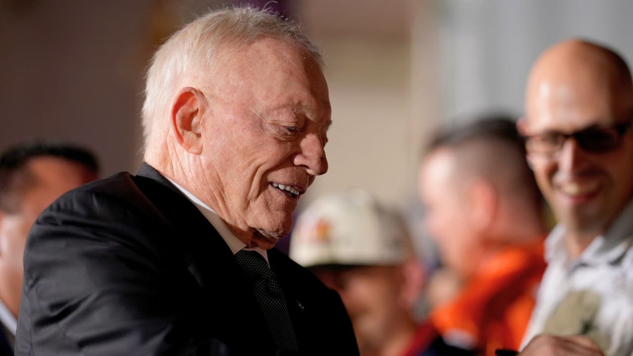 <h3 class="cms-H3-H3">En la cancha y en la vida</h3>
<br>
<b>Jerry Jones sigue al mando de los Dallas Cowboys</b>, un equipo valorado en más de 9 mil millones de dólares. Su historia deja un mensaje que trasciende el deporte:
<b> incluso los partidos más difíciles se pueden ganar con la estrategia correcta, un equipo sólido y la convicción de seguir jugando.</b>