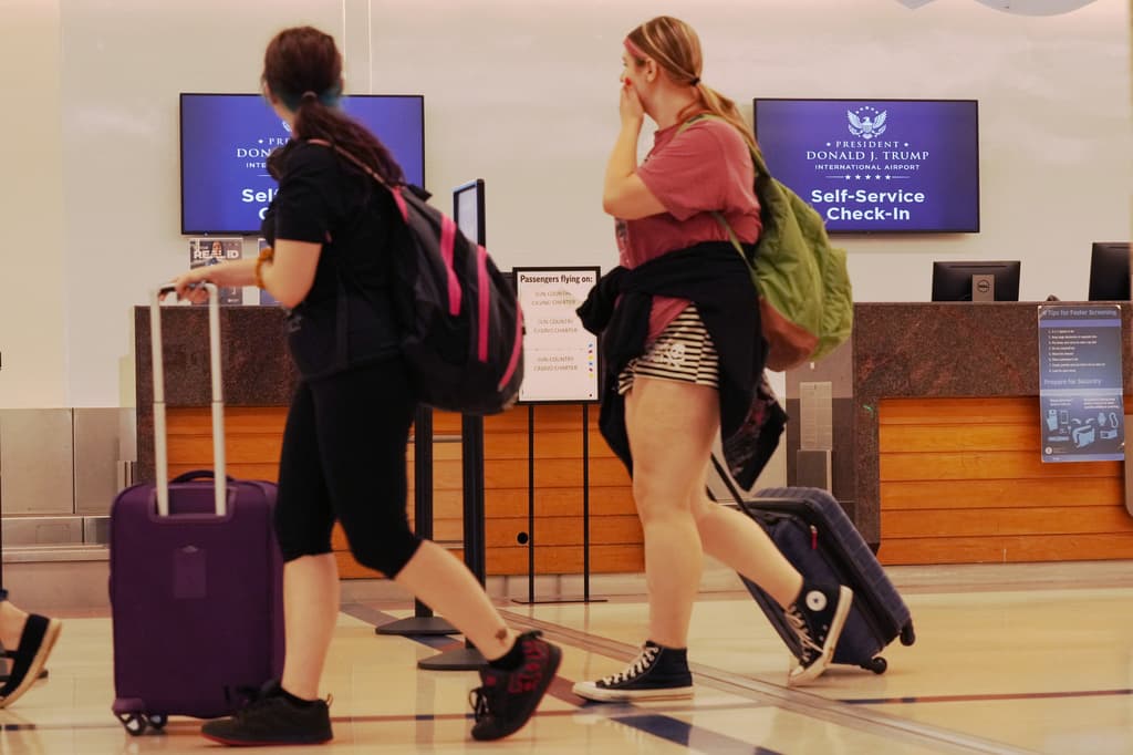 <b>Los pasajeros aún deben reservar sus vuelos con el código PBI: </b>A pesar del cambio de nombre, quienes tengan previsto viajar desde o hacia el aeropuerto deben seguir utilizando el código
<b>PBI </b>al comprar boletos o consultar itinerarios. El nuevo código
<b>DJT </b>entrará en vigor una vez que concluyan las actualizaciones de los sistemas de aerolíneas, agencias de viaje y organismos de aviación, por lo que, de momento, el proceso de reservación no cambia para los viajeros.