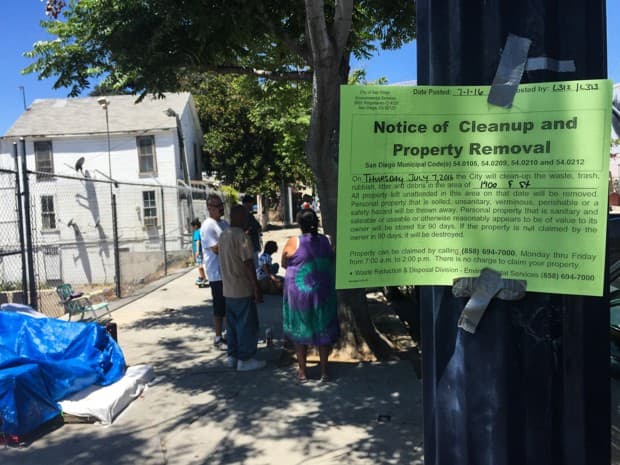 Aviso de limpieza y recogida de propiedades” publicado en el East Village por trabajadores de la ciudad.