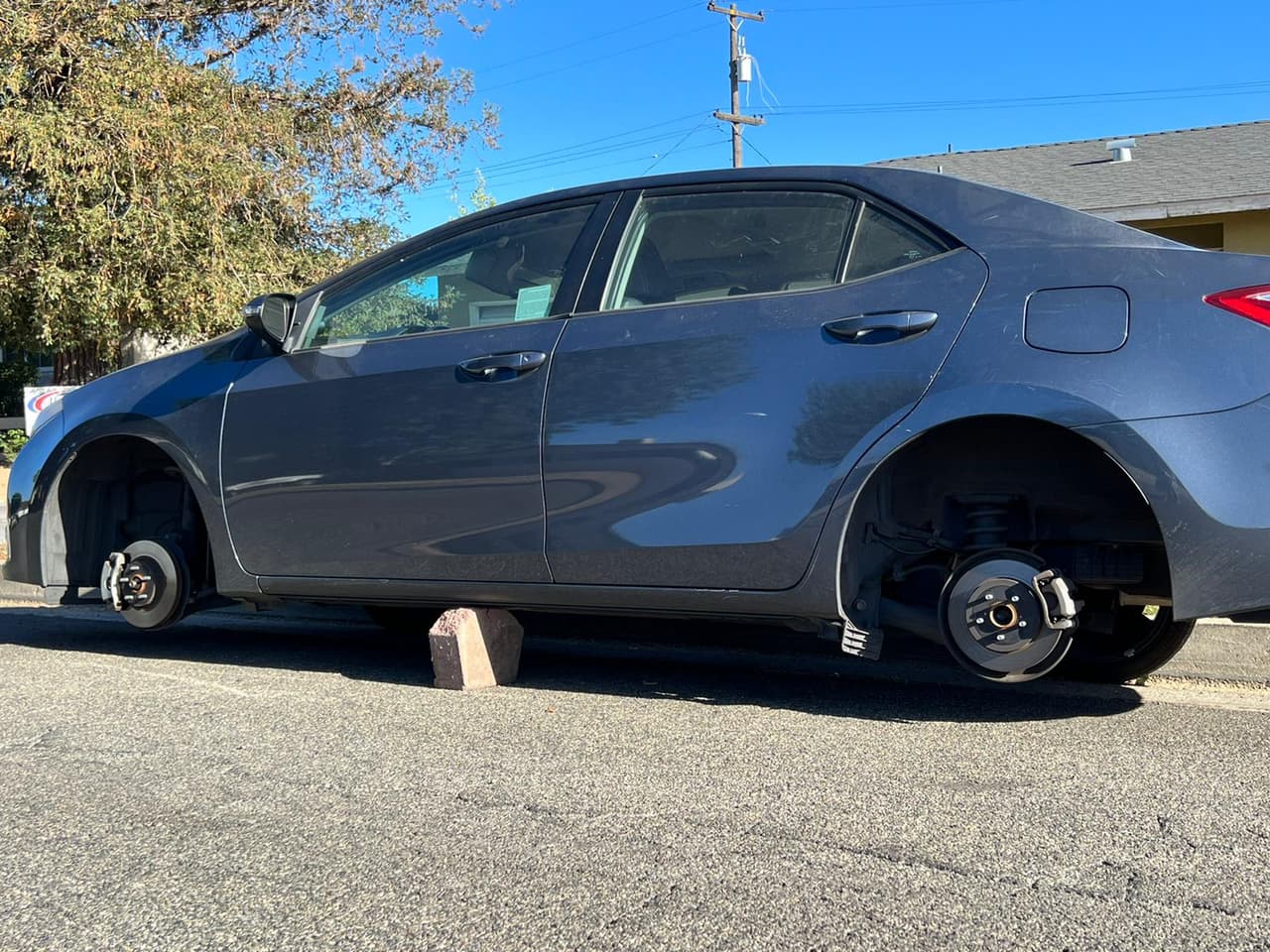 Según el Departamento de Policía de Madera, los robos están ocurriendo durante las horas más oscuras en vehículos estacionados en la calle, estacionamientos o entradas.