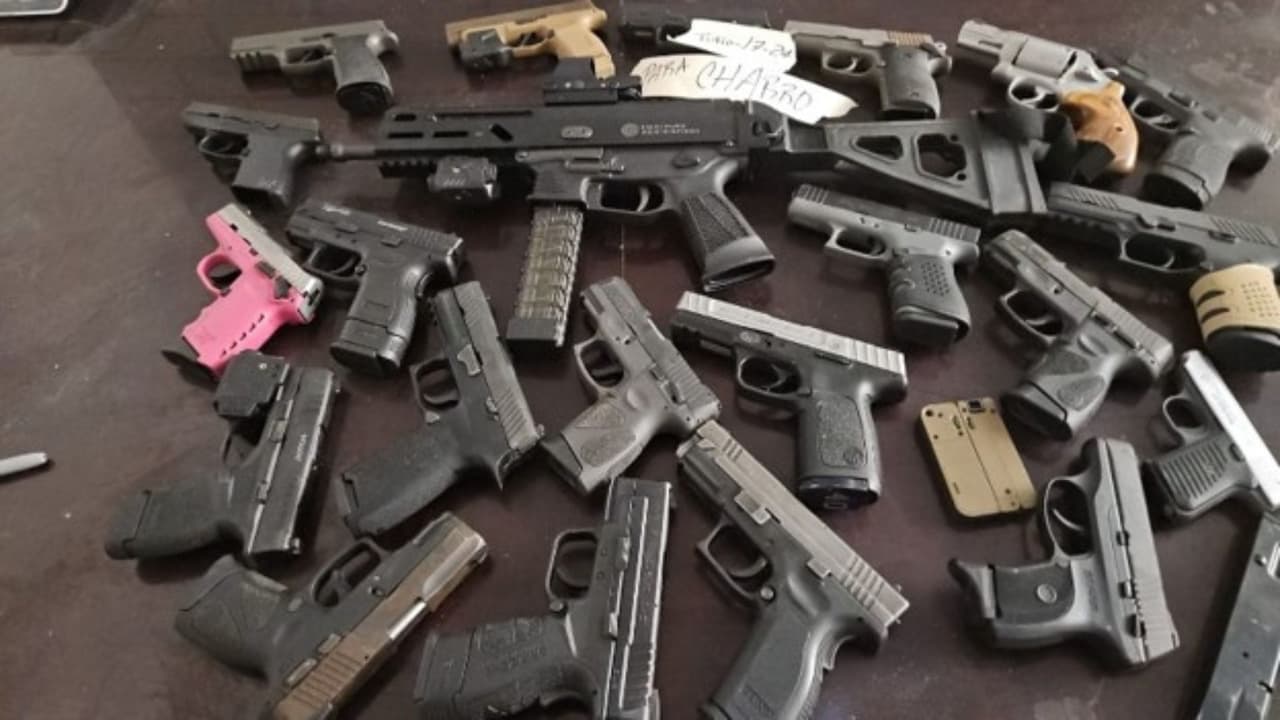 Además le fueron aseguradas más de 20 armas de fuego.
<br>
<br>Investigadores descubrieron que Leija llevaba el cargamento de lechuga con droga a un rancho en Atascosa, Texas.