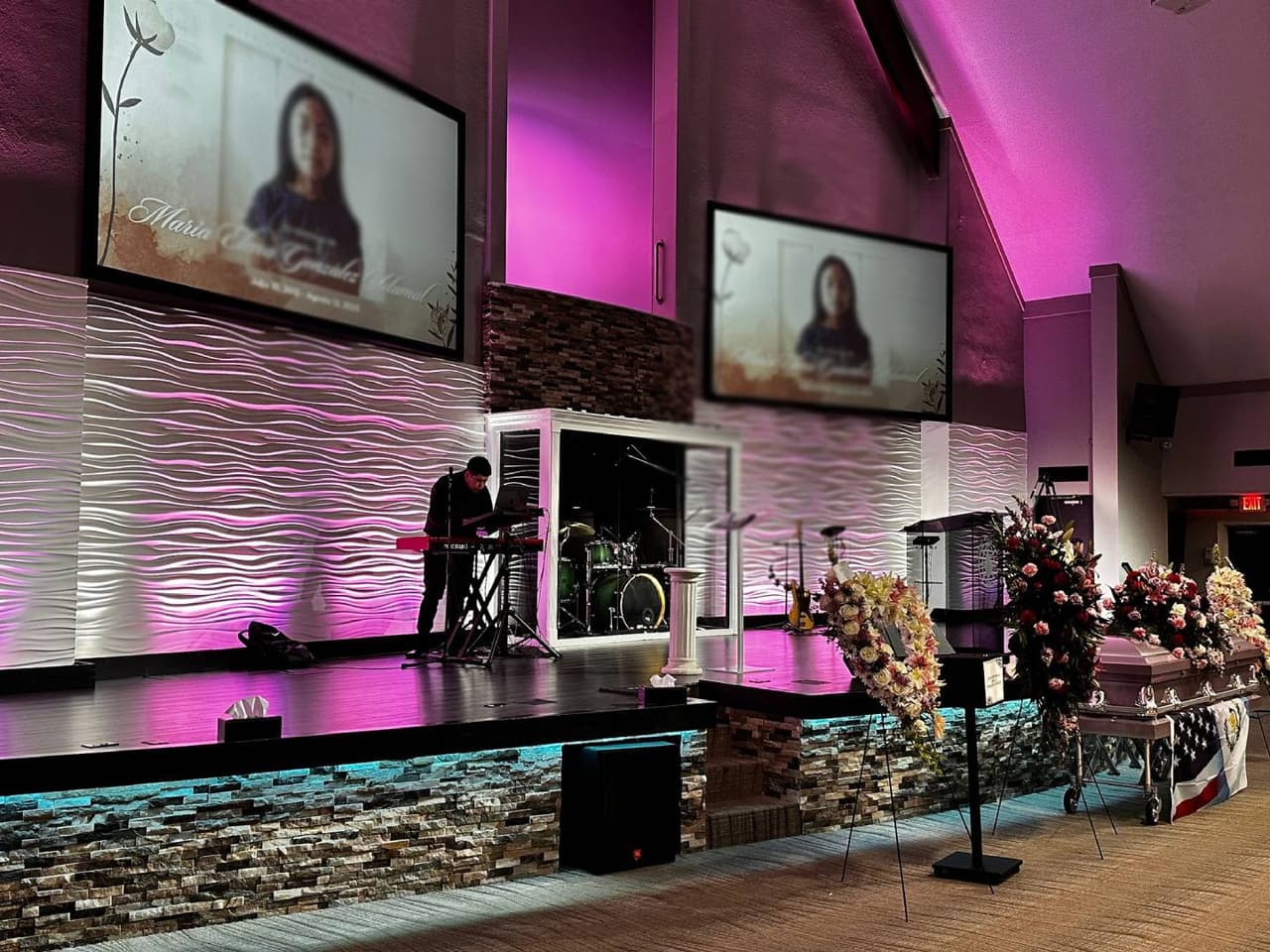 Al velorio público también asistió el alcalde de la ciudad de Pasadena, Jeff Wagner, quien se solidarizó profundamente con la familia González.
<br>
<br>"Nadie puede entender cómo algo tan horrible pudo pasar", mencionó Wagner.
<b>"María no está en el ataúd, ella está en el cielo. Ella no está muerta, ella está en el cielo". </b>