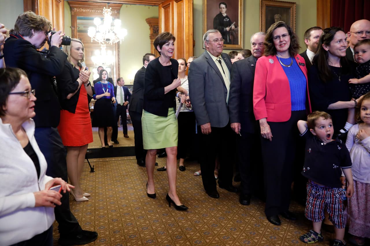 "Creo que todas las vidas inocentes son preciosas y sagradas y como gobernadora, haré todo lo que esté en mi poder para protegerla y eso es justamente lo que estoy haciendo hoy", dijo Reynolds. Iowa ya prohíbe la mayoría de los abortos después de las 20 semanas, de modo que ya era uno de los estados del país que imponía más restricciones para acceder a un procedimiento seguro.