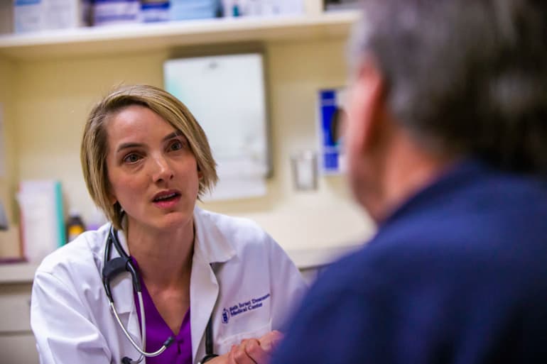 Rice, quien estudia los efectos de la contaminación del aire en la salud, habla con Howard sobre el aumento de sus problemas respiratorios y su posible vínculo con las olas de calor, la mayor cantidad de polen y las temporadas de alergias más prolongadas asociadas con el cambio climático.
<br>