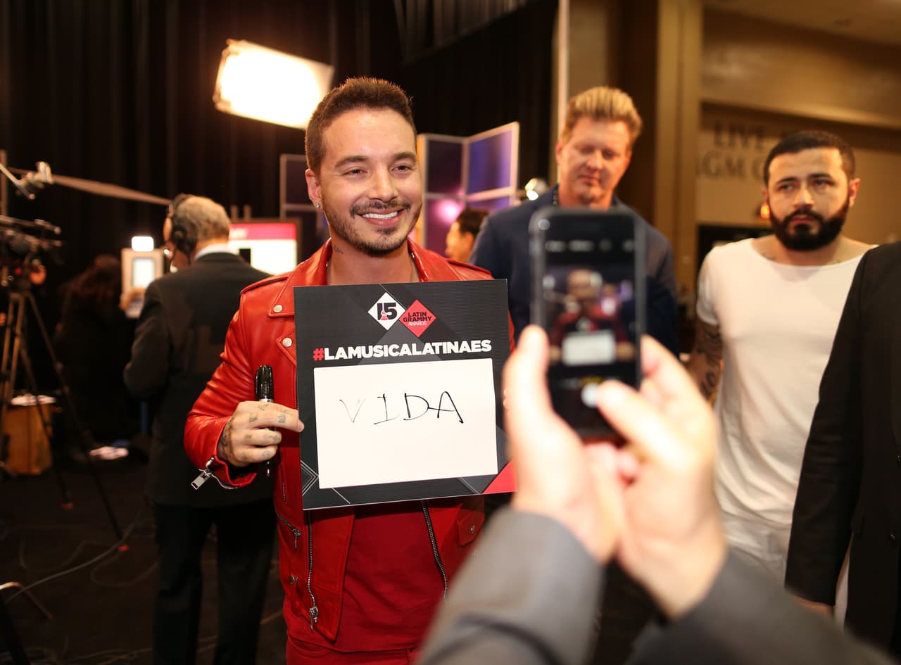 J Balvin vestido de rojo y nervioso por su primera vez en Latin GRAMMY. Así sonreía tras bambalinas.