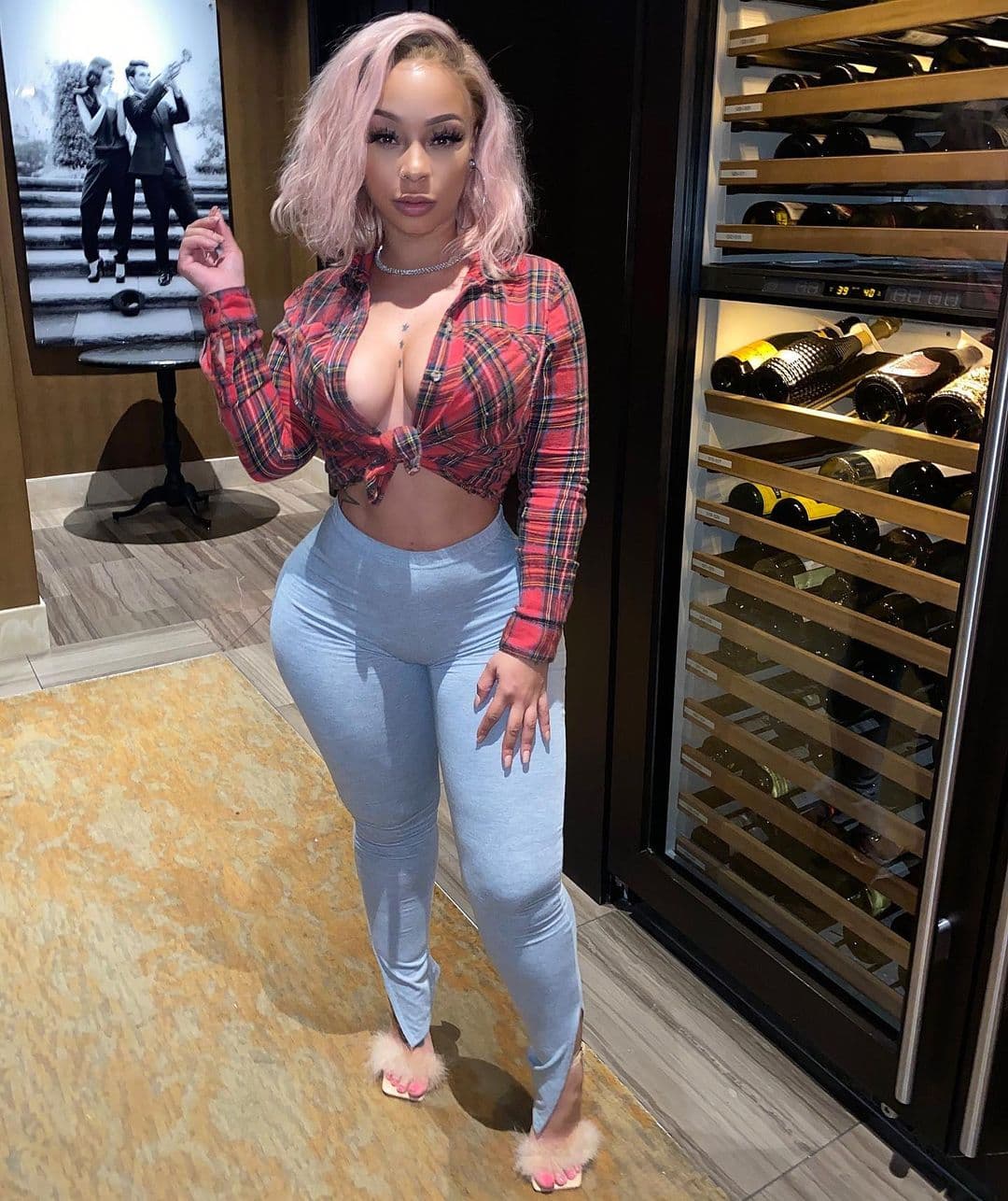 Así mismo, el portavoz de la policía de Richmond, teniente Lowell Neinast, dijo: “en este punto de la investigación, no se cree que haya una relación entre el sospechoso y la víctima”.