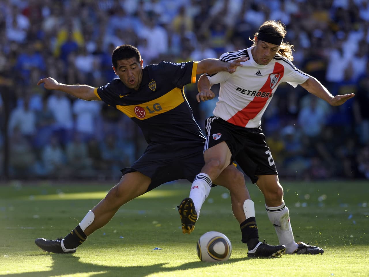 Almeyda se retiró en el 2005, pero volvió con 36 años en el 2009 a seguir batallando por el control del medio campo ante leyendas como Riquelme.
