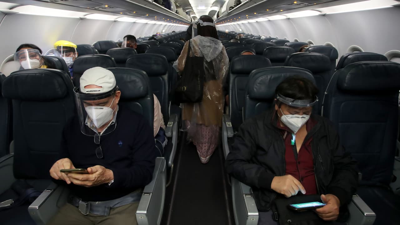 Pasajero que se negó a usar mascarilla en un vuelo que salía de Oakland enfrenta multa de $9,000