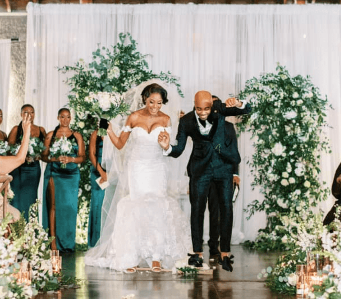 Una pareja de trabajadores médicos se “ganó” la boda de sus sueños en un sorteo.
<br>