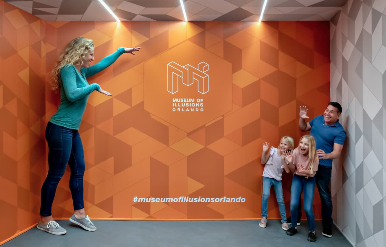 <b>Un museo sin reglas estrictas: todo es para tocar y explorar. </b>A diferencia de otros museos tradicionales, en el Museum of Illusions Orlando se invita a los visitantes a interactuar libremente con las exhibiciones. No hay letreros de "no tocar" ni restricciones, lo que convierte la visita en una experiencia sensorial completa y memorable.
