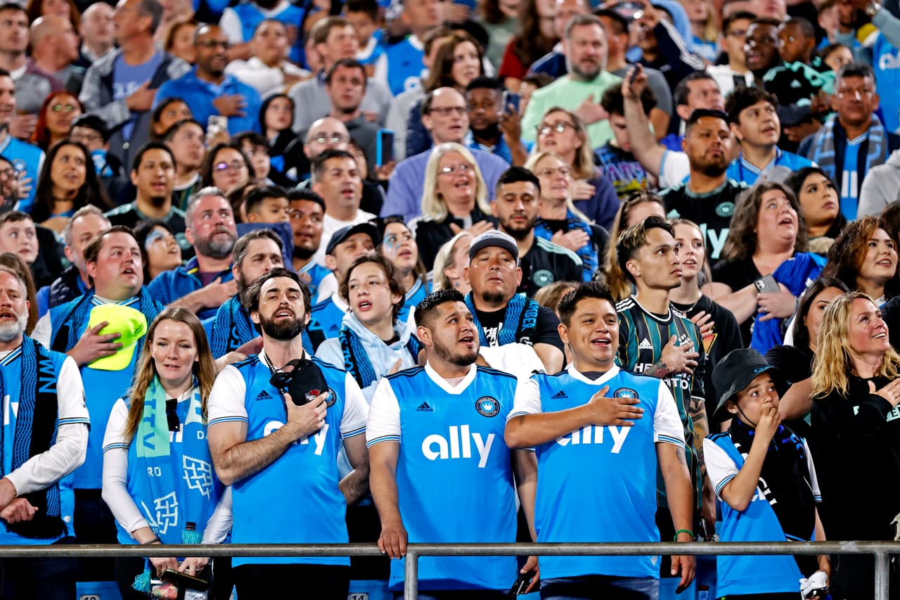 Todo el mundo unido bajo el color de la camiseta azul y blanca del equipo en expansión.
<br>