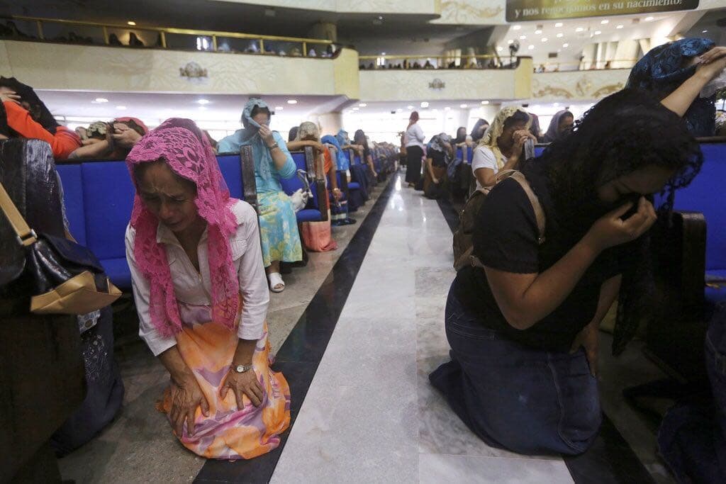 Los voceros de la iglesia aseguran los escándalos sexuales que señalan a sus dirigentes no han provocado que el número de feligreses disminuya y confían que
<b><a href="https://www.univision.com/noticias/criminalidad/perversiones-sexuales-y-lujos-lo-que-encontraron-policias-al-examinar-el-iphone-del-lider-de-la-luz-del-mundo">Naasón Joaquín</a></b> será exculpado en California.