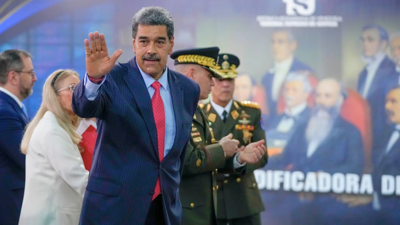 La mañana de este miércoles, Nicolás Maduro asistió al Tribunal Supremo de Justicia para
<b>interponer un recurso contencioso electoral, con la intención de "dirimir este ataque contra el proceso electoral"</b>.