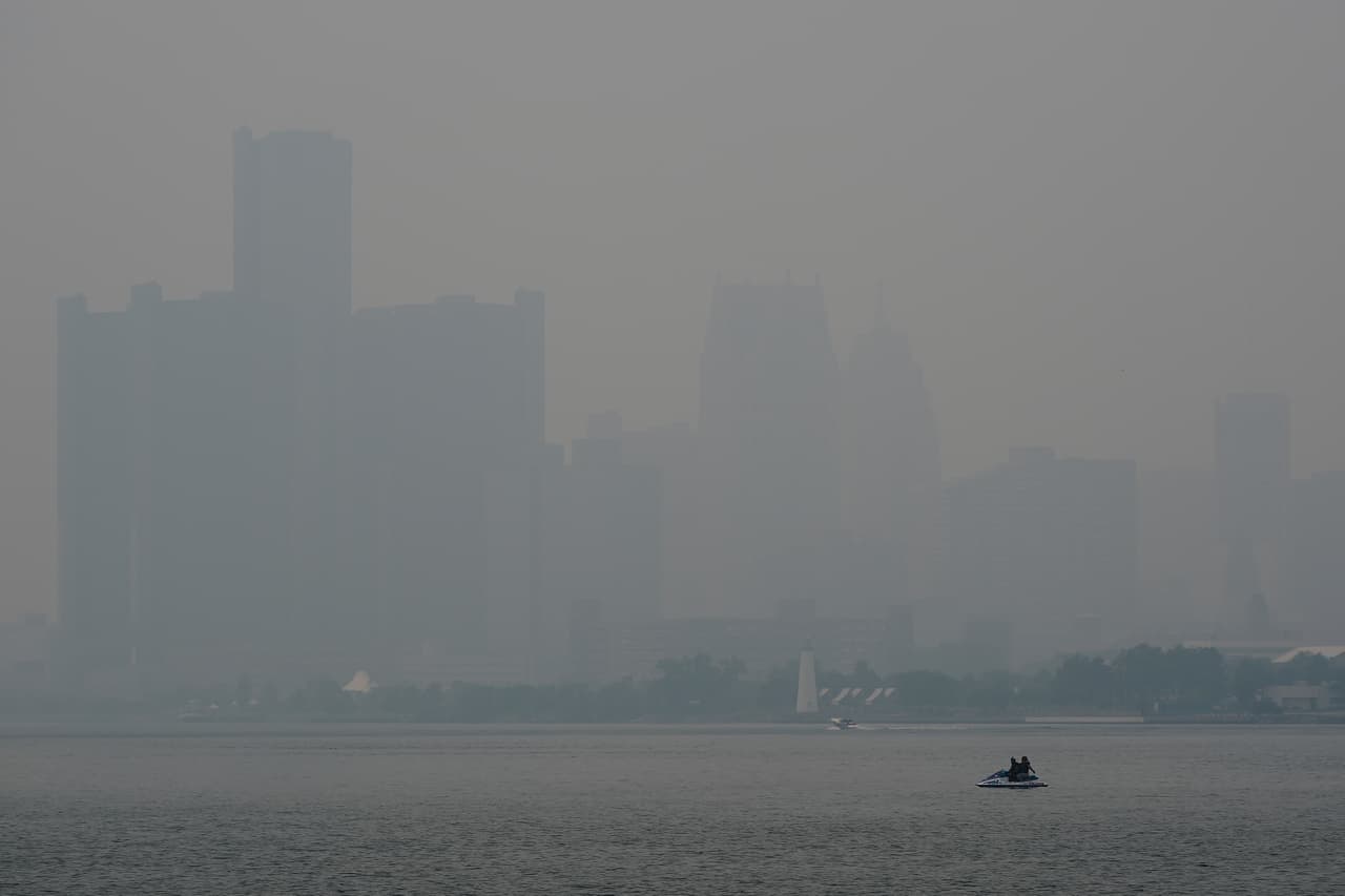 Una embarcación en el afluente del río Detroit. Esta imagen permite observar la gravedad de la situación.