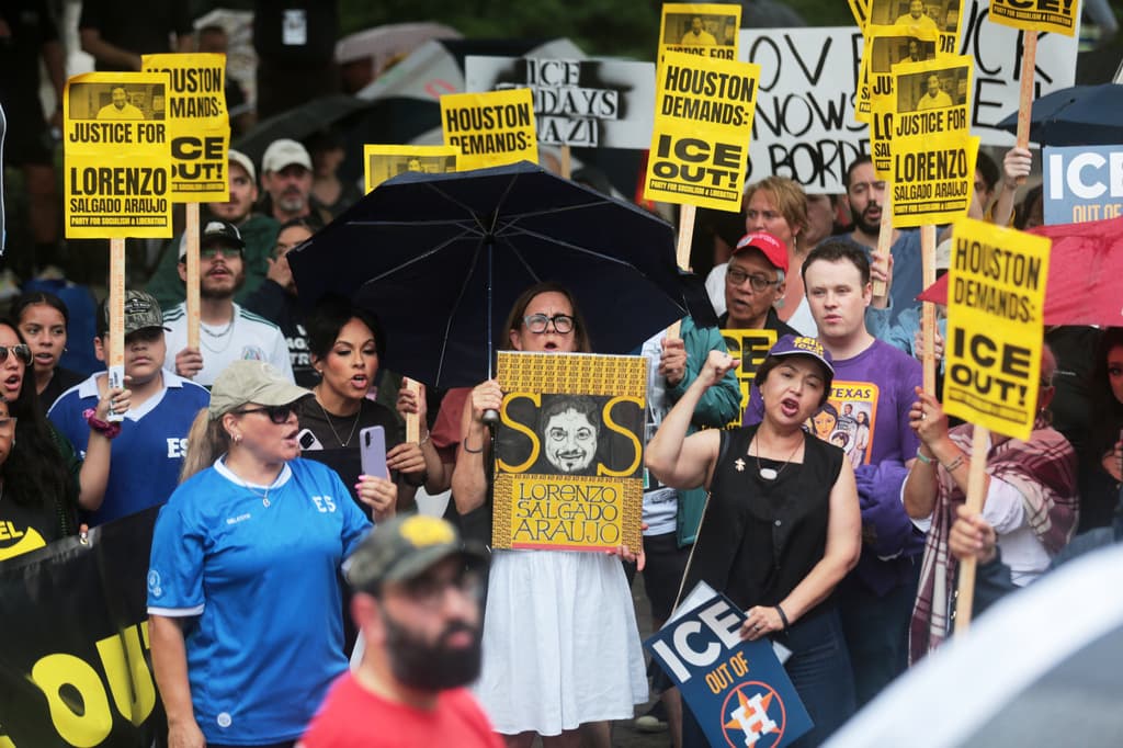 Manifestantes denuncian al ICE durante una concentración frente al Ayuntamiento de Houston, el sábado 11 de julio de 2026, para protestar por la muerte a tiros de Lorenzo Salgado Araujo. (Foto AP/Lekan Oyekanmi)