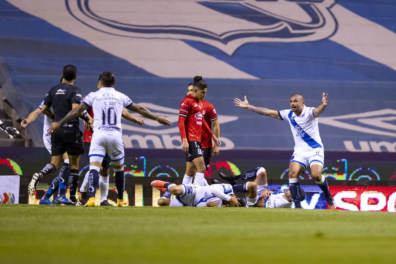 El árbitro requirió la ayuda del VAR para marcar la infracción.