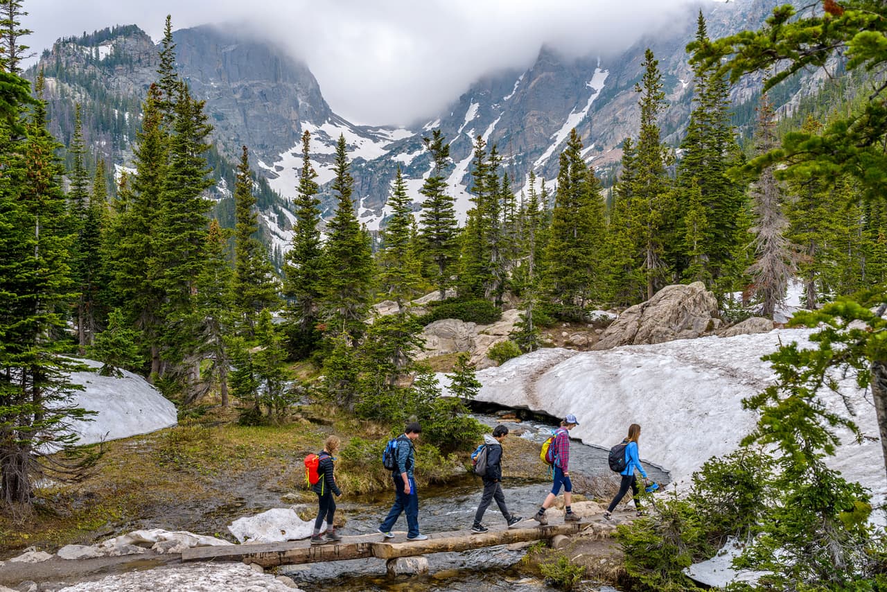 <b>Estes Park (Colorado, Estados Unidos)</b>
<br>
<br>Los esquiadores que buscan reducir su huella de carbono pueden recurrir a un campamento de esquí sin elevadores mecánicos: Estes Park, la puerta de entrada al Parque Nacional Montañas Rocosas, a unas 65 millas al norte de Denver.
<br>
<br>Las compañías turísticas de la zona ofrecen actividades de nieve no mecánicas ni contaminantes. Se especializan en campamentos, recorridos con raquetas y paseos enfocados en la vida salvaje y la fotografía.
<br>