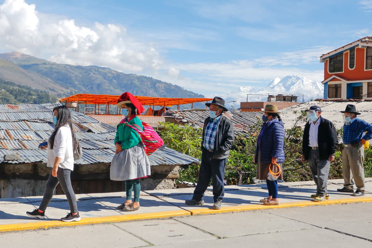 Votantes hacen fila guardando distancia social en Perú. De los 18 candidatos, que buscan las presidencia en medio de una crisis económica y social agudizada por la pandemia, solo uno llegó a la contienda con dos dígitos en las encuestas: el excongresista Yonhy Lescano, con un 12.1%. Otros seis tienen más del 5% de apoyo.