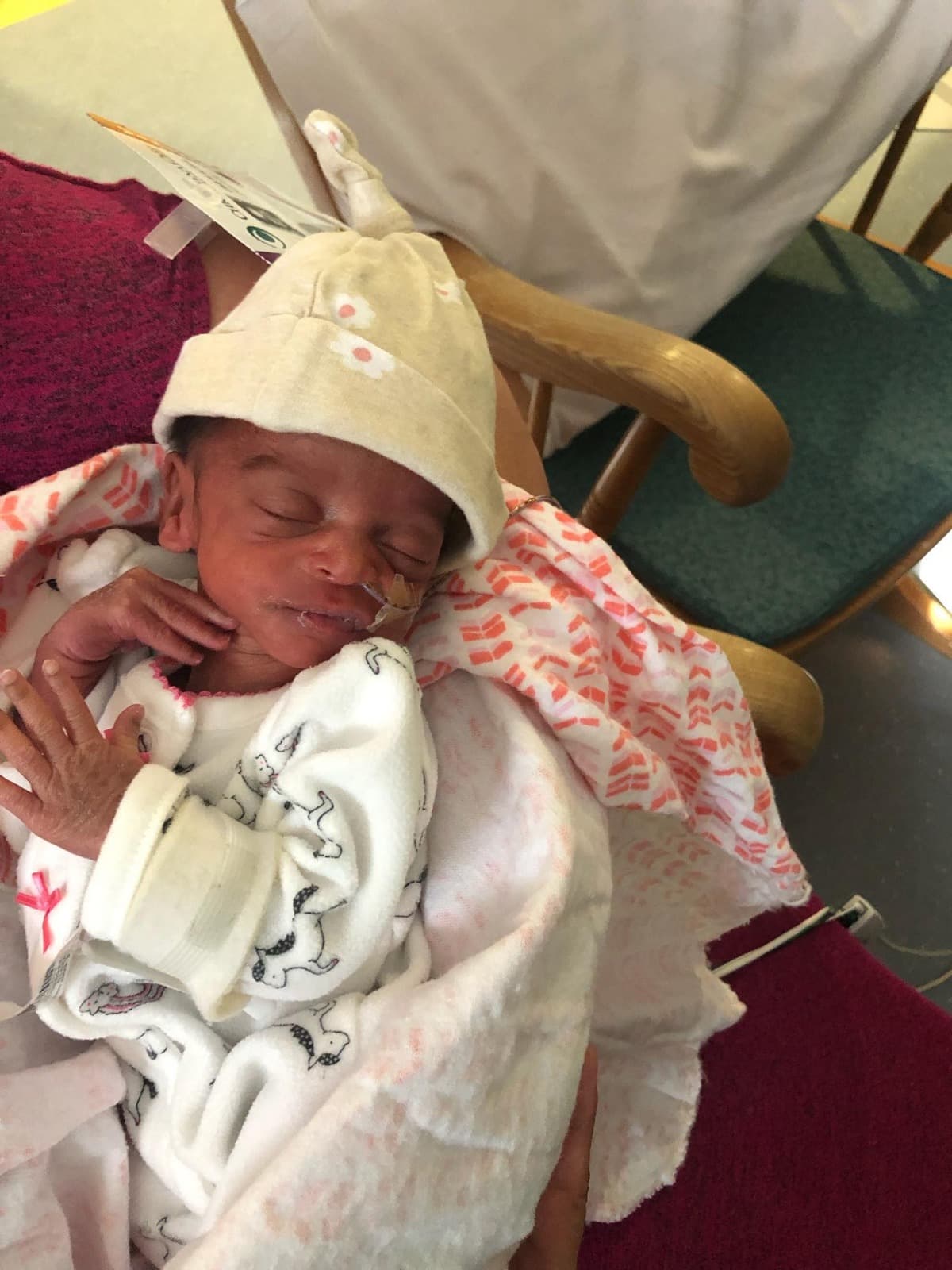 La pequeña nació el 25 de agosto a las 5:42 pm, de 34 semanas y pesando solo 2 libras y 14 onzas. Fue llamada Amoura Rose y aunque necesita todavía estar bajo cuidados, la niña respira sola y es muy activa. La nueva mamá está muy emocionada y todavía se recupera del susto. Apenas se lo puede creer y mientras la niña va terminando su maduración cada día en el hospital, Carla se apresura a preparar las cosas necesarias para el regreso a casa con Amoura.