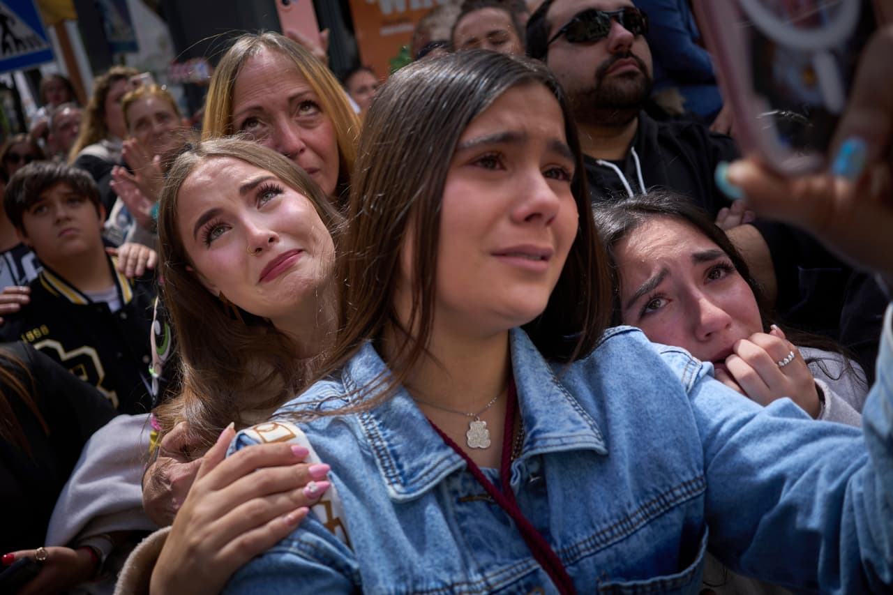 Fieles lloran al observar la imagen del Cristo de la hermandad 'El Cerro' mientras procesiona por las calles de Sevilla, durante la Semana Santa en España.
<br>
<br>Aun así, existen
<b>precedentes de colaboración local. En Finlandia, por ejemplo, la Iglesia ortodoxa cambió su calendario en los años 20 para coincidir con la mayoría luterana. </b>En Grecia, los católicos celebran junto al resto del país desde la década del 70, aunque sin un cambio formal en su calendario litúrgico.
<br>