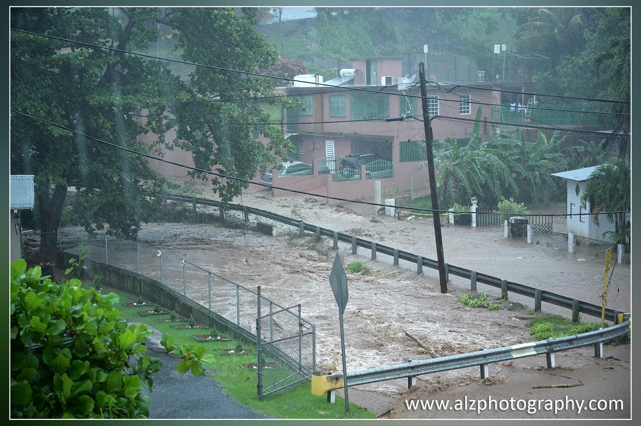 "Mi Quebrada Grande, quebradas que nunca se habían salido, se salieron, derrumbes, gente perdiendo todo", manifestó la residente Veronica Otero.