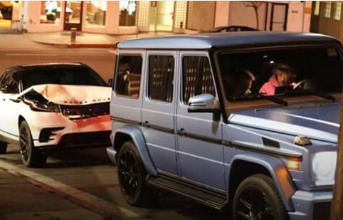 Un auto de color blanco se impactó con la parte de trasera de la camioneta gris del intérprete de 'Sorry'. El accidente vial fue captado por los paparazzi.
