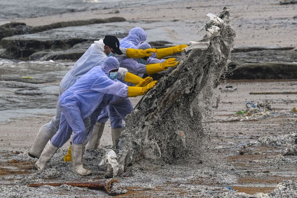 Fueron militares desplegados en la costa quienes han laborado en la playa de la zona occidental del país que se encuentra en una isla del sur de Asia.