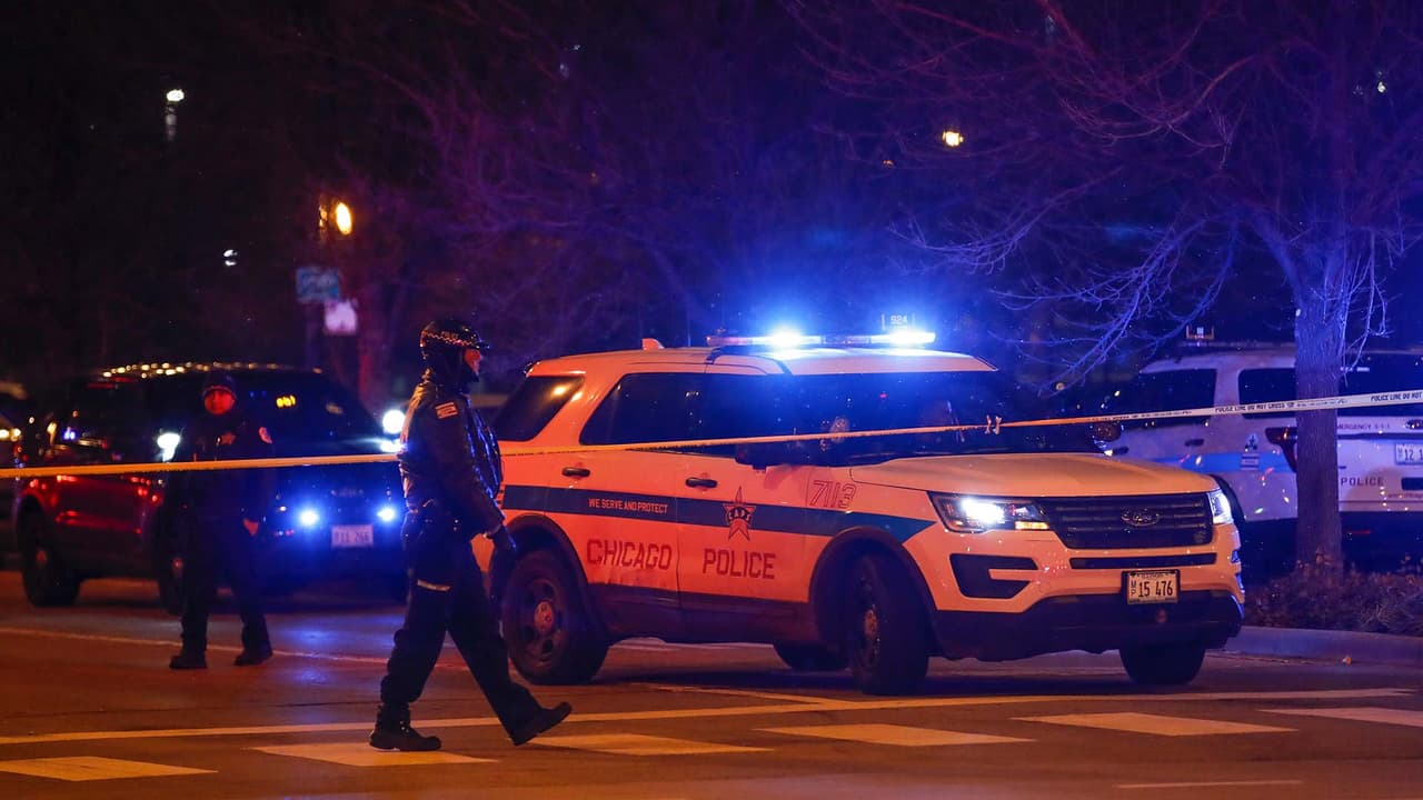 Encuentran a una mujer muerta a bordo de una camioneta en Albany Park