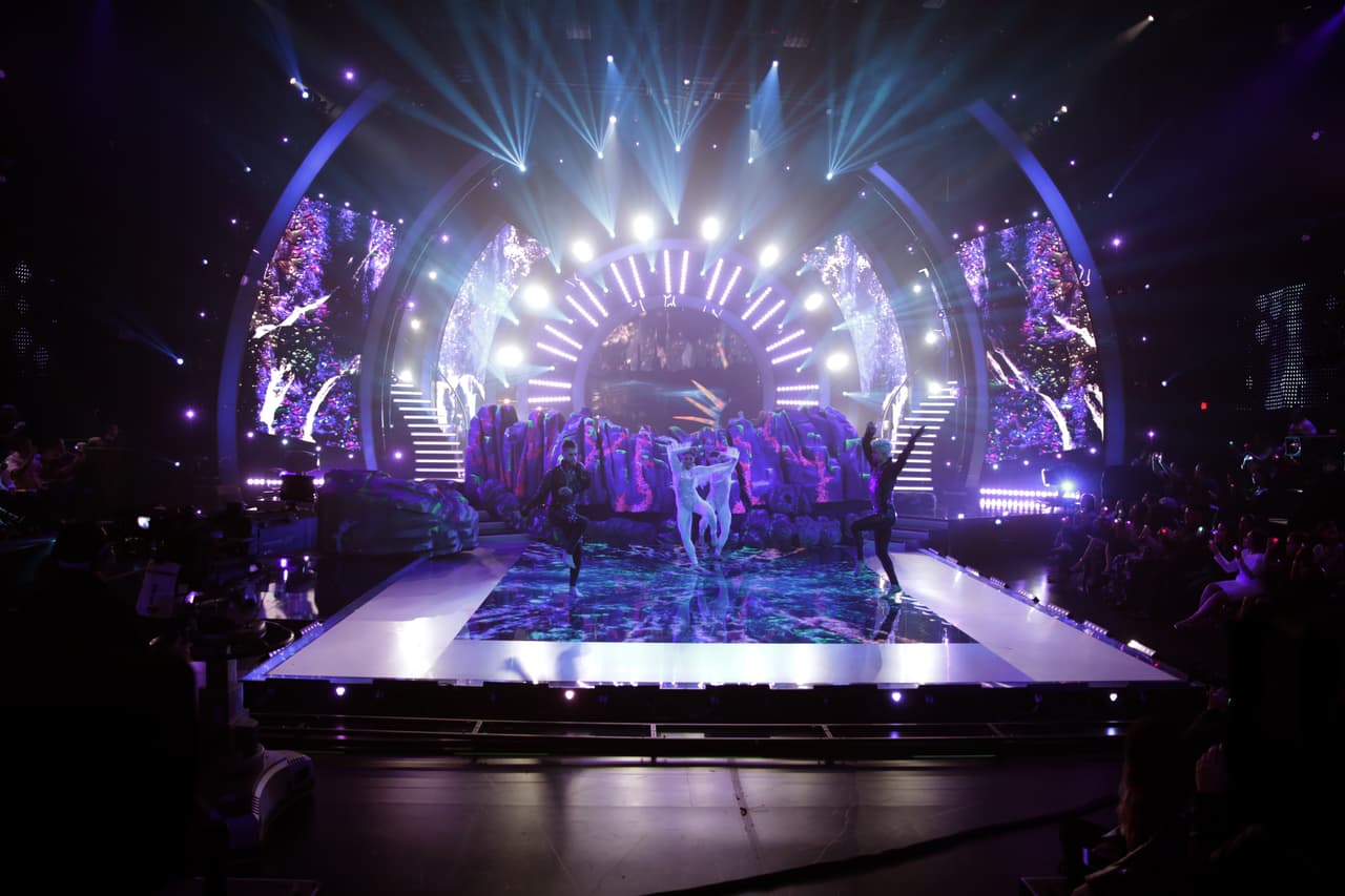 El escenario brilló tanto como la coreografía.