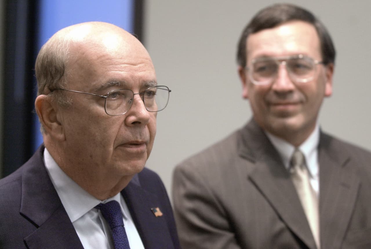 En el año 2000 sale de Rothschild Inc para comenzar su propia empresa, la WL Ross & Co. LLC. Dos años más tarde establece la International Steel Group (ISG), con él mismo como presidente del consejo, a través de una serie de fusiones y adquisiciones. En la fotografía de 2002 tomada en Cleveland Wilbur Ross informa de los detalles de la adquisición de LTV Corp, uno conglomerado de empresas que cayó en bancarrota y fue comprada por su nueva compañía.