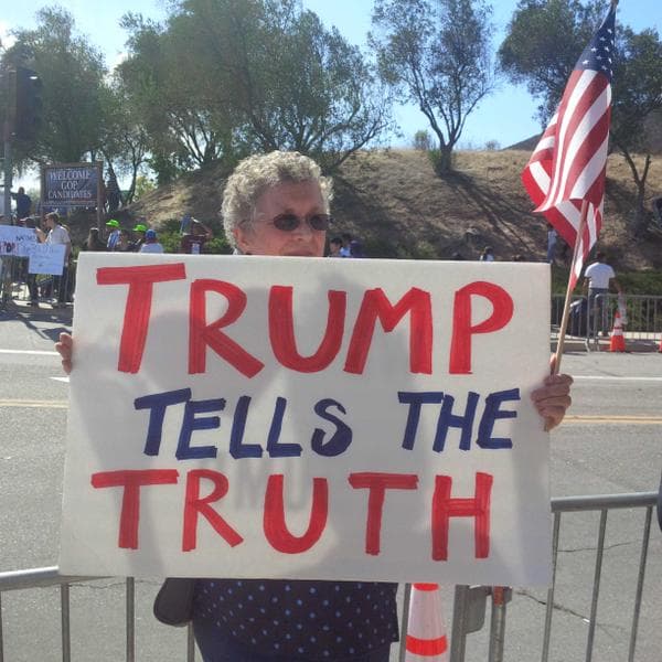 Esta participante mostró una pancarta cuyo mensaje aplaude a Trump por "decir la verdad".