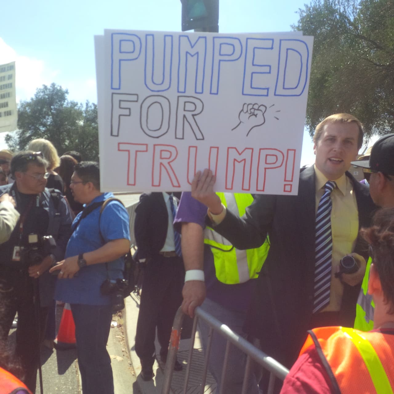 El evento en Simi Valley también contó con la participación de simpatizantes que apoyan a Donald Trump.