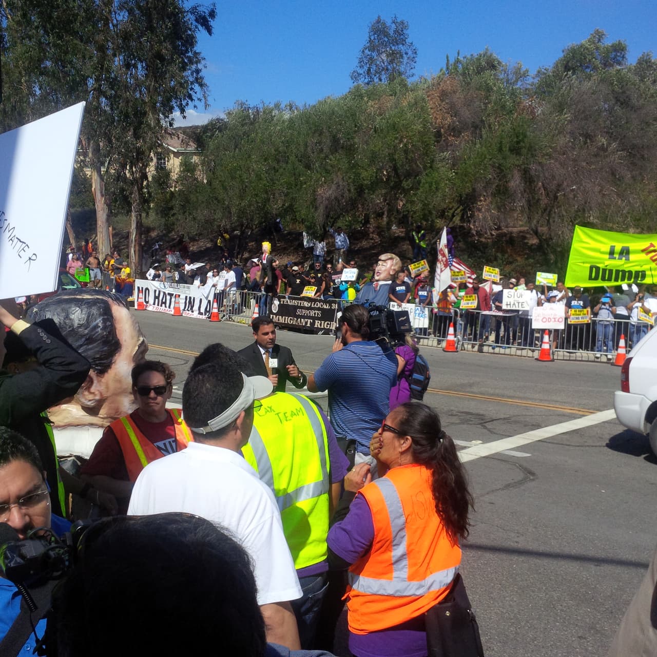 Activistas se dieron cita en las afueras de la biblioteca Ronald Reagan para protestar contra Donald Trump.