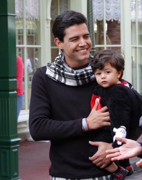 ¡Coqueto! Baby Joshua seguramente seguirá los pasos de su papá y muy pronto rompera los corazones de las chicas con ese carisma.