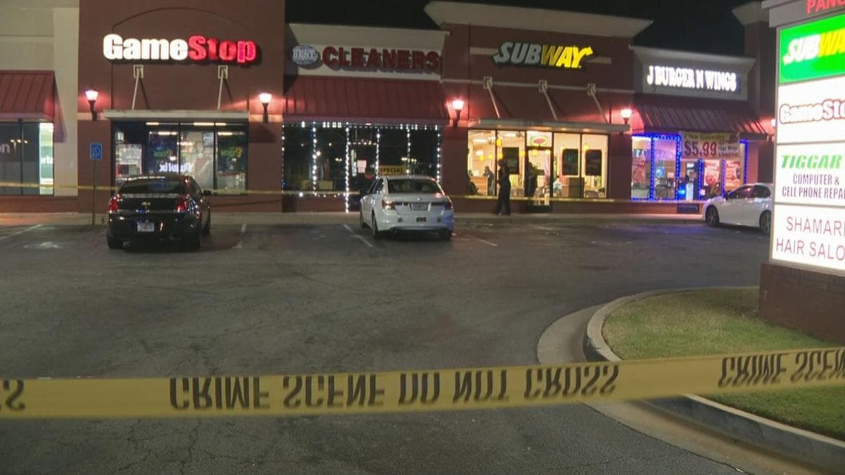 La discusión terminó fuera de la sucursal, ubicada en el 3054 de Panola Road, cuando el trabajador baleó a los sujetos.