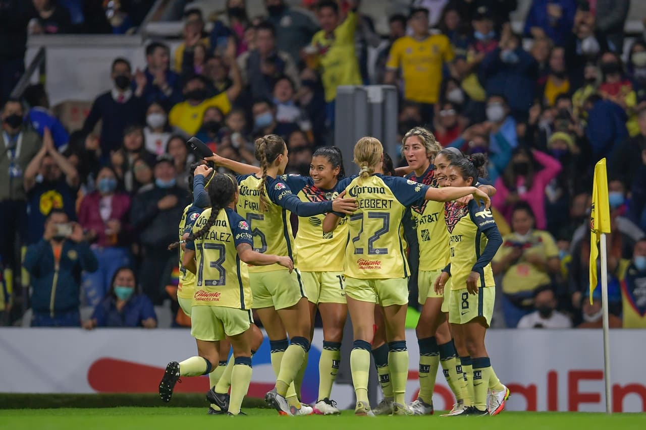 Al 55’, Daniela Espinosa abría el marcador para América tras un robo de balón en la salida y techar a la arquera de Tigres.